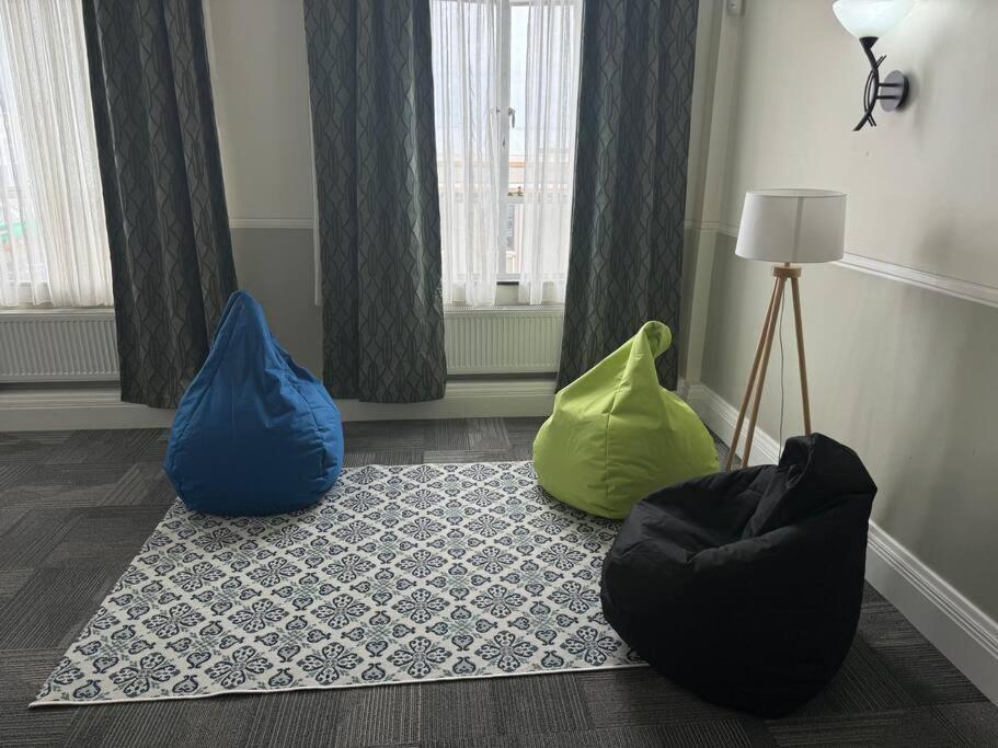 4 Large Bedroom Apartment In The City هاستينغز المظهر الخارجي الصورة