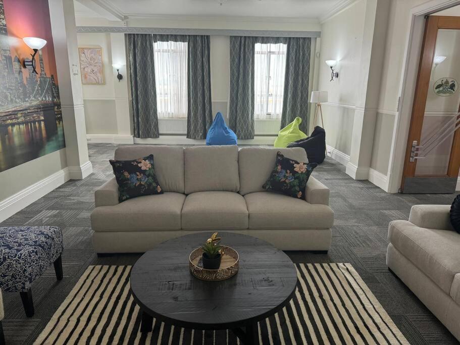 4 Large Bedroom Apartment In The City هاستينغز المظهر الخارجي الصورة