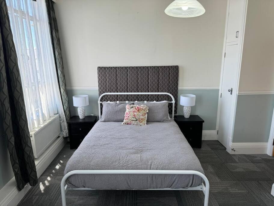 4 Large Bedroom Apartment In The City هاستينغز المظهر الخارجي الصورة