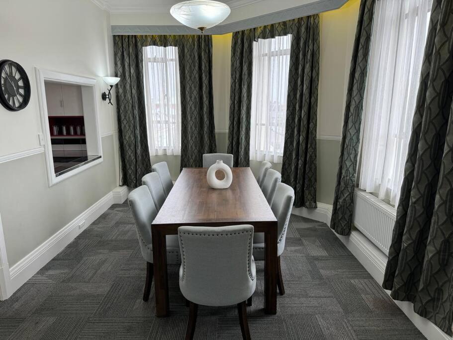 4 Large Bedroom Apartment In The City هاستينغز المظهر الخارجي الصورة