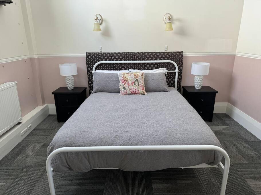 4 Large Bedroom Apartment In The City هاستينغز المظهر الخارجي الصورة