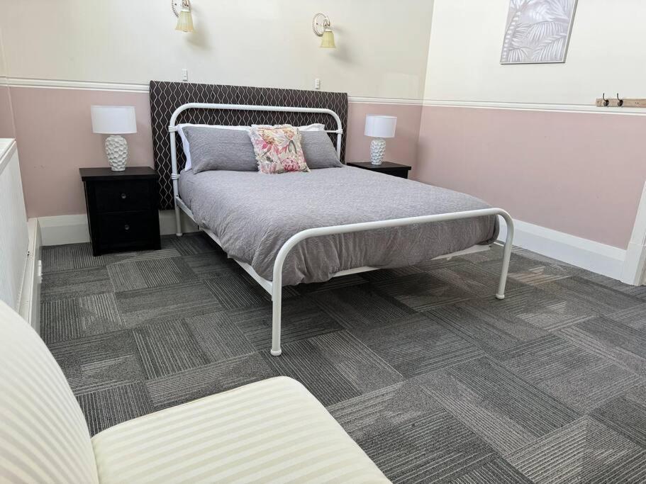 4 Large Bedroom Apartment In The City هاستينغز المظهر الخارجي الصورة