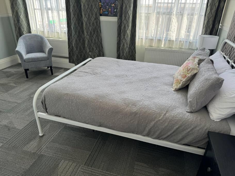 4 Large Bedroom Apartment In The City هاستينغز المظهر الخارجي الصورة