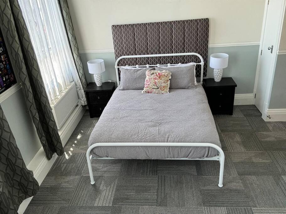 4 Large Bedroom Apartment In The City هاستينغز المظهر الخارجي الصورة